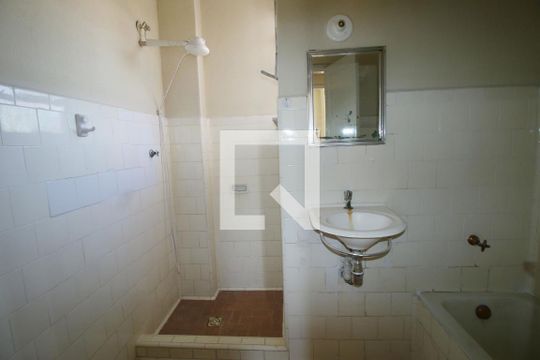 Banheiro de apartamento para alugar com 2 quartos, 54m² em Ramos, Rio de Janeiro