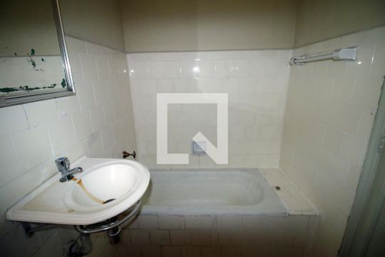 Banheiro de apartamento para alugar com 2 quartos, 54m² em Ramos, Rio de Janeiro