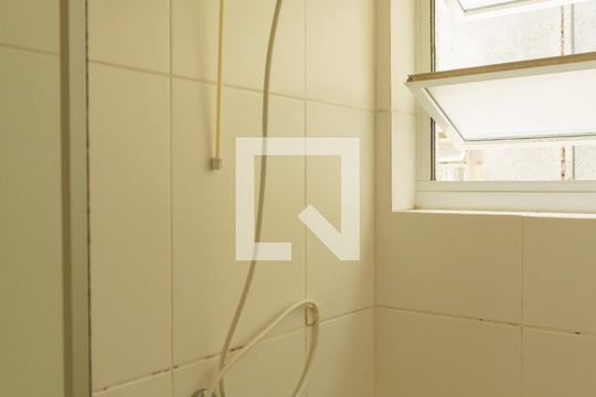 Banheiro de kitnet/studio para alugar com 1 quarto, 23m² em Higienópolis, Porto Alegre