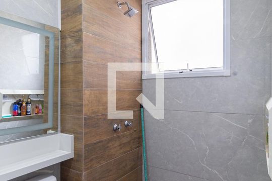 Banheiro de apartamento para alugar com 2 quartos, 50m² em Piratininga, Osasco