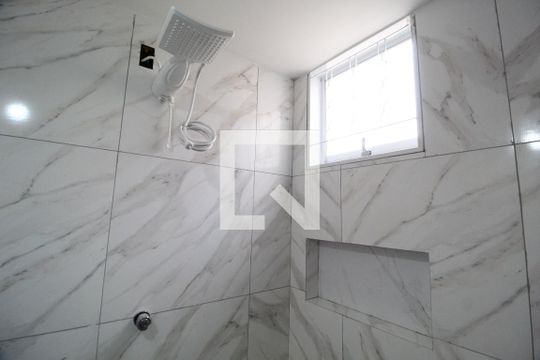Banheiro de kitnet/studio para alugar com 1 quarto, 35m² em Jardim Inconfidência, Uberlândia