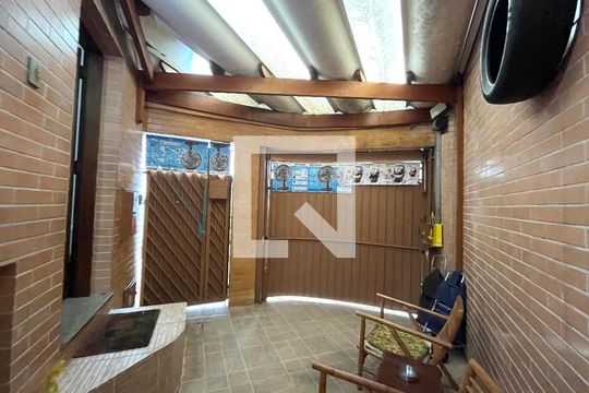 Garagem de casa à venda com 2 quartos, 143m² em Mirandópolis, São Paulo