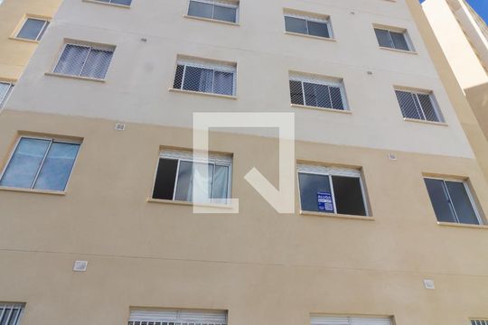 Fachada do bloco com placa de apartamento para alugar com 2 quartos, 34m² em Colônia (zona Leste), São Paulo