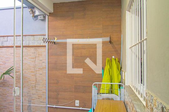 Área externa de casa à venda com 2 quartos, 80m² em Harmonia, Canoas