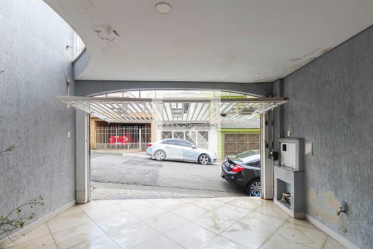 Garagem de casa à venda com 3 quartos, 120m² em Vila Central, São Paulo