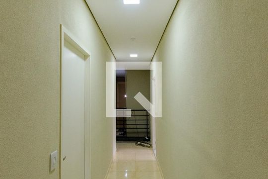 Área Comum- Corredor de apartamento para alugar com 2 quartos, 40m² em Jardim Jaragua (sao Domingos), São Paulo
