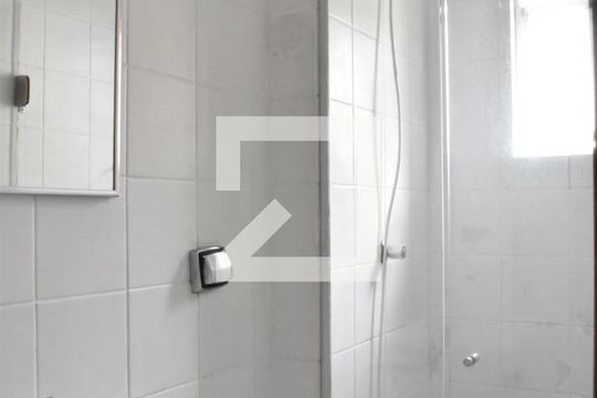 Banheiro de apartamento para alugar com 1 quarto, 33m² em Centro, Curitiba