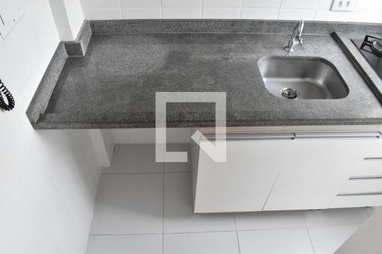 Cozinha de apartamento para alugar com 1 quarto, 33m² em Centro, Curitiba