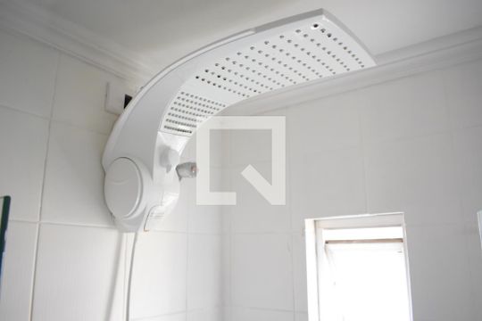 Banheiro de apartamento para alugar com 1 quarto, 33m² em Centro, Curitiba