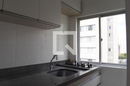 Cozinha de apartamento para alugar com 1 quarto, 33m² em Centro, Curitiba