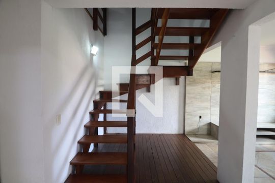 Escada de casa para alugar com 5 quartos, 280m² em Estância Velha, Canoas