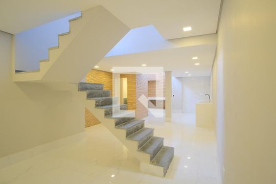Escada de casa à venda com 4 quartos, 280m² em Vila Matilde, São Paulo