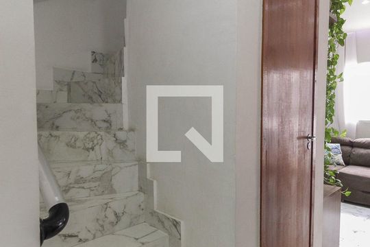 Escada de apartamento à venda com 2 quartos, 62m² em Parque Guarani, São Paulo