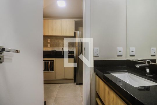 Banheiro de kitnet/studio à venda com 1 quarto, 26m² em Rio Branco, Porto Alegre