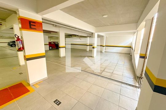 Garagem de apartamento para alugar com 2 quartos, 85m² em Canasvieiras, Florianópolis