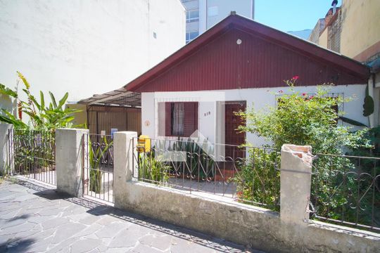 Fachada de casa à venda com 3 quartos, 230m² em Passo da Areia, Porto Alegre