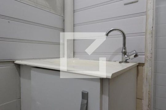 Banheiro de casa para alugar com 1 quarto, 42m² em Parque Santo Antônio, São Paulo