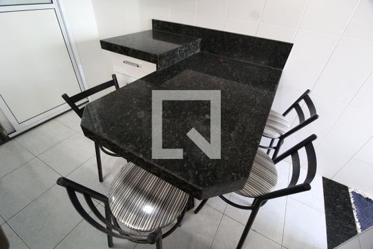 Cozinha de apartamento para alugar com 3 quartos, 94m² em Santa Mônica, Uberlândia