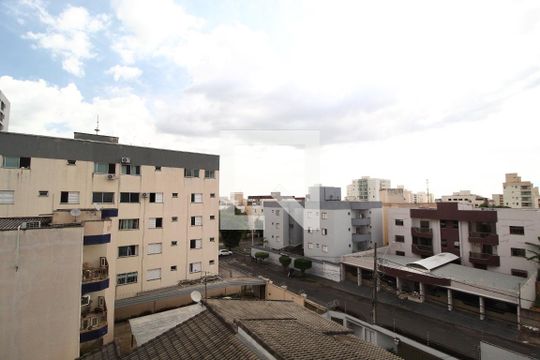 Vista de apartamento para alugar com 3 quartos, 94m² em Santa Mônica, Uberlândia