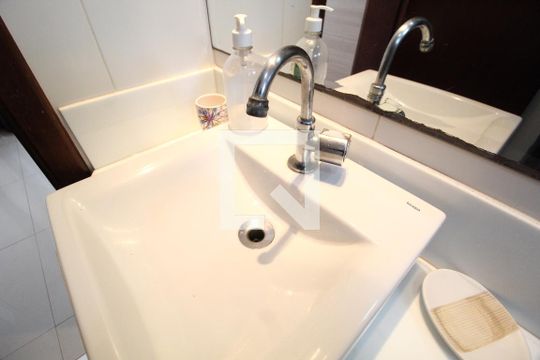 Banheiro do Quarto 3 de apartamento para alugar com 3 quartos, 94m² em Santa Mônica, Uberlândia
