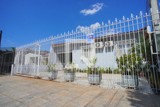 Fachada de casa à venda com 3 quartos, 250m² em Sarandi, Porto Alegre