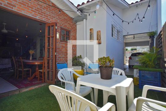 Quintal - Fundos de casa à venda com 3 quartos, 250m² em Sarandi, Porto Alegre