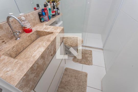 Banheiro social de apartamento à venda com 3 quartos, 67m² em Conceição, Diadema