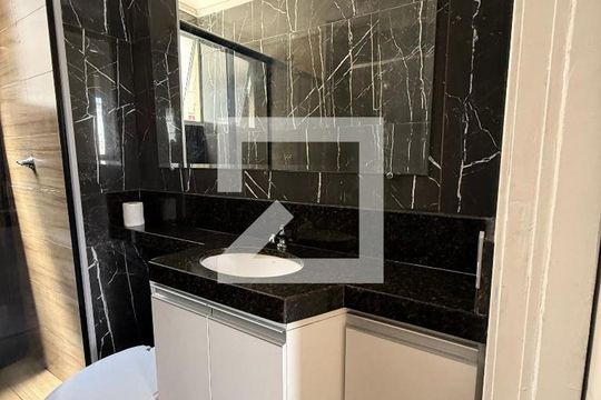 Banheiro de apartamento para alugar com 2 quartos, 47m² em Parque Santa Rosa, Suzano