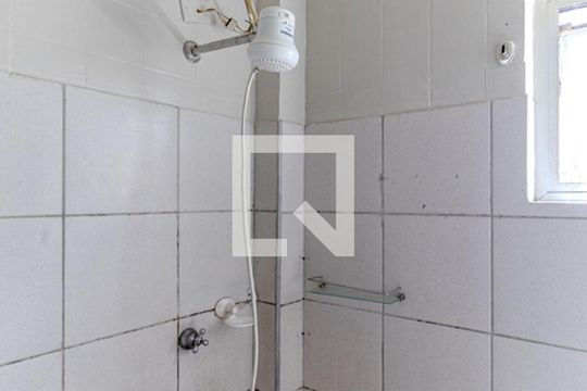 Banheiro de kitnet/studio para alugar com 1 quarto, 27m² em Bela Vista, São Paulo