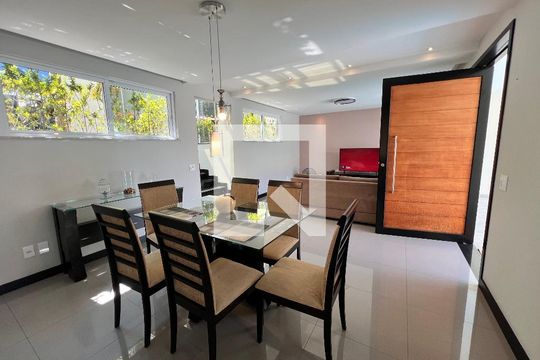 Sala de casa de condomínio à venda com 3 quartos, 210m² em Taquara, Rio de Janeiro