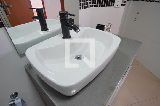 Banheiro Corredor de apartamento à venda com 3 quartos, 141m² em São Geraldo, Porto Alegre