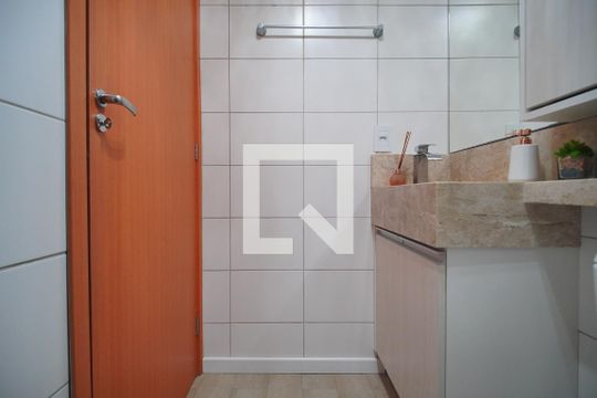 Banheiro de apartamento à venda com 2 quartos, 55m² em São Jorge, Novo Hamburgo