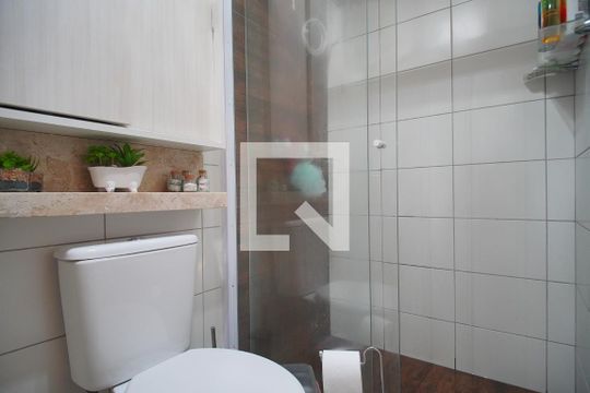 Banheiro de apartamento à venda com 2 quartos, 55m² em São Jorge, Novo Hamburgo