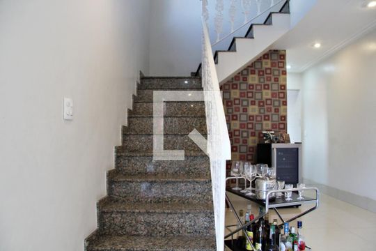 Sala escada acesso as Suítes de casa à venda com 4 quartos, 278m² em Jardim Bela Vista, Guarulhos