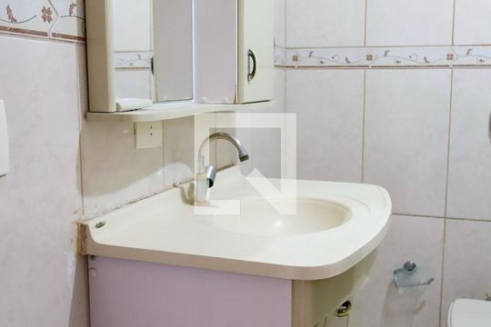 Banheiro de casa para alugar com 2 quartos, 120m² em Quitaúna, Osasco