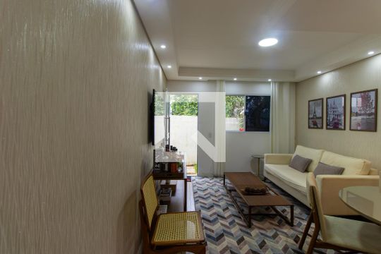 Sala de casa de condomínio para alugar com 2 quartos, 92m² em Jardim Pioneira, Cotia