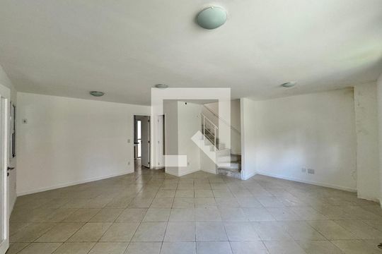 Sala de casa de condomínio para alugar com 4 quartos, 200m² em Recreio dos Bandeirantes, Rio de Janeiro