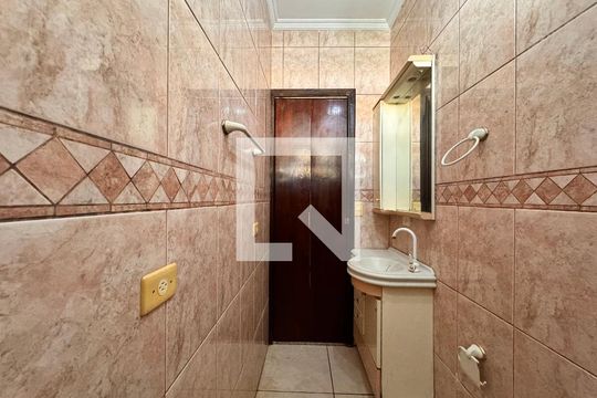 Banheiro 2 de casa para alugar com 3 quartos, 350m² em Vila Eldízia, Santo André
