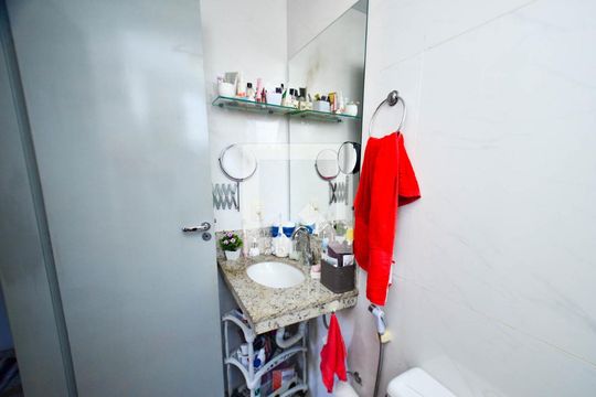 Banheiro social 2 de casa à venda com 5 quartos, 382m² em Santa Tereza, Belo Horizonte
