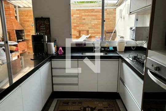 Cozinha de casa de condomínio à venda com 2 quartos, 69m² em Fazenda Santa Cândida, Campinas