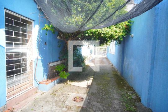 Lateral da Casa de casa à venda com 3 quartos, 254m² em Petrópolis, Porto Alegre