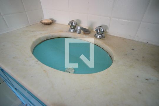 Banheiro da Suíte de apartamento à venda com 3 quartos, 107m² em Independência, Porto Alegre