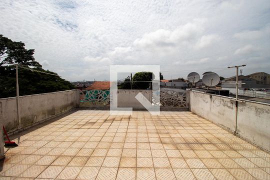 Área de Serviço de casa para alugar com 3 quartos, 175m² em Jardim das Oliveiras, São Paulo