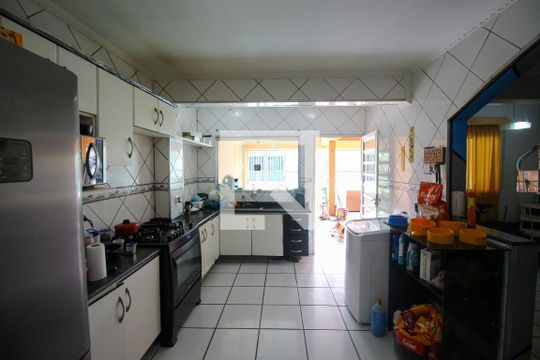 Cozinha de casa para alugar com 3 quartos, 175m² em Jardim das Oliveiras, São Paulo