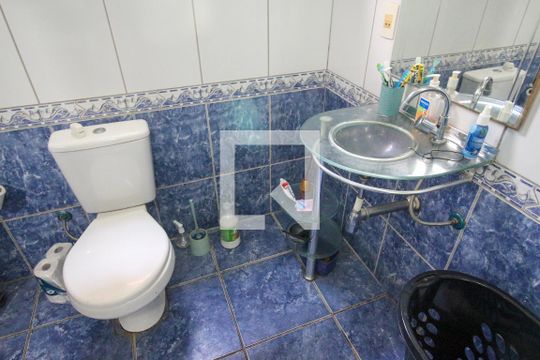 Banheiro de casa para alugar com 3 quartos, 175m² em Jardim das Oliveiras, São Paulo