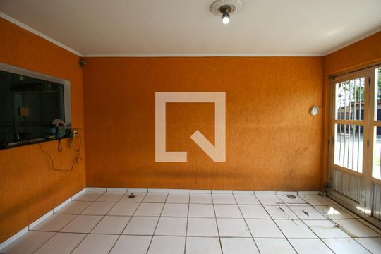 Garagem de casa para alugar com 3 quartos, 175m² em Jardim das Oliveiras, São Paulo