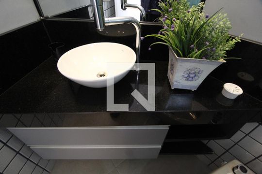 Banheiro de apartamento para alugar com 1 quarto, 54m² em Centro, Uberlândia