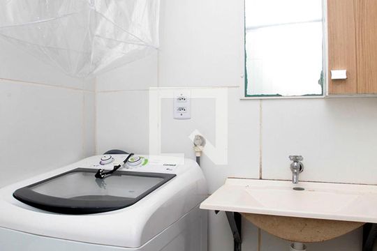 Banheiro de kitnet/studio à venda com 7 quartos, 156m² em São Geraldo, Porto Alegre