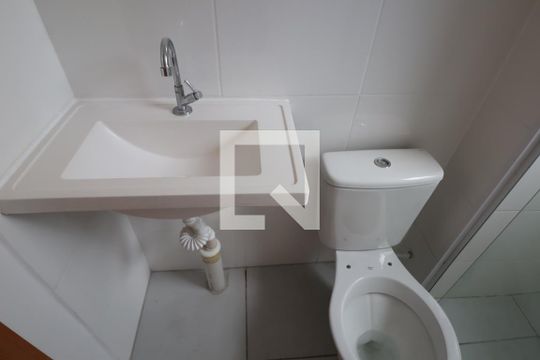Banheiro  de apartamento à venda com 2 quartos, 45m² em Estância Velha, Canoas