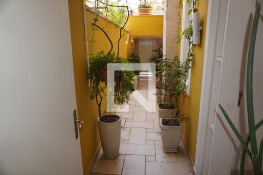 Corredor externo de casa à venda com 3 quartos, 203m² em Pinheiros, São Paulo